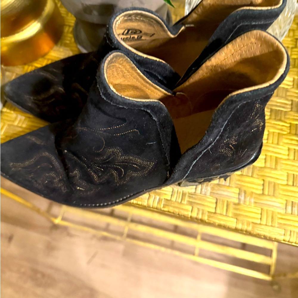 Circle G corral suede black ankle boots with gold threading like new
